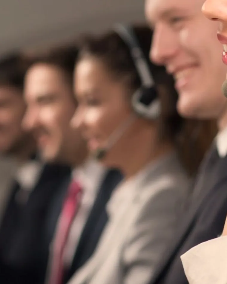 Equipo de contact center con audífonos