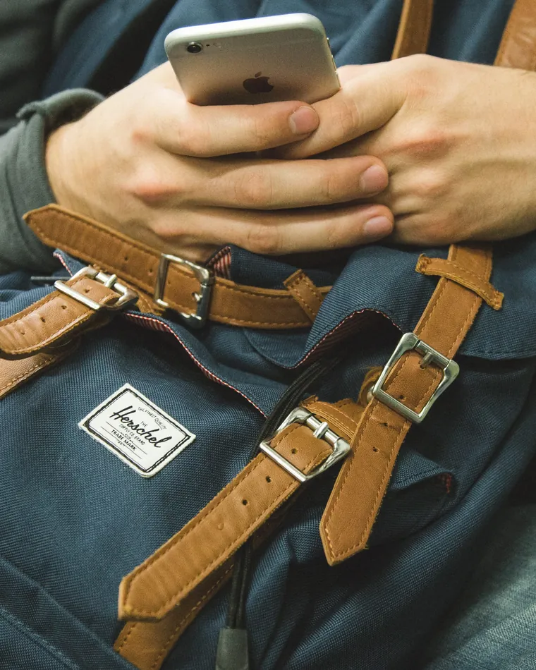 Persona trabajando con su teléfono fuera de la oficina