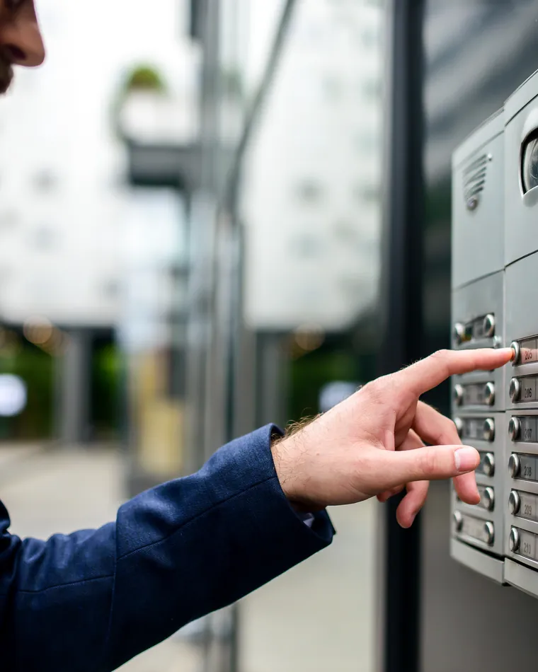 Técnico trabajando en terreno frente a un gabinete